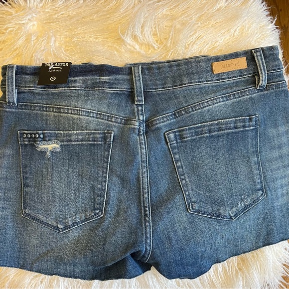 BLANKNYC Classic Stretch Cut Off Distressed Women’s The Astor Denim Jean Shorts - Picture 6 of 7